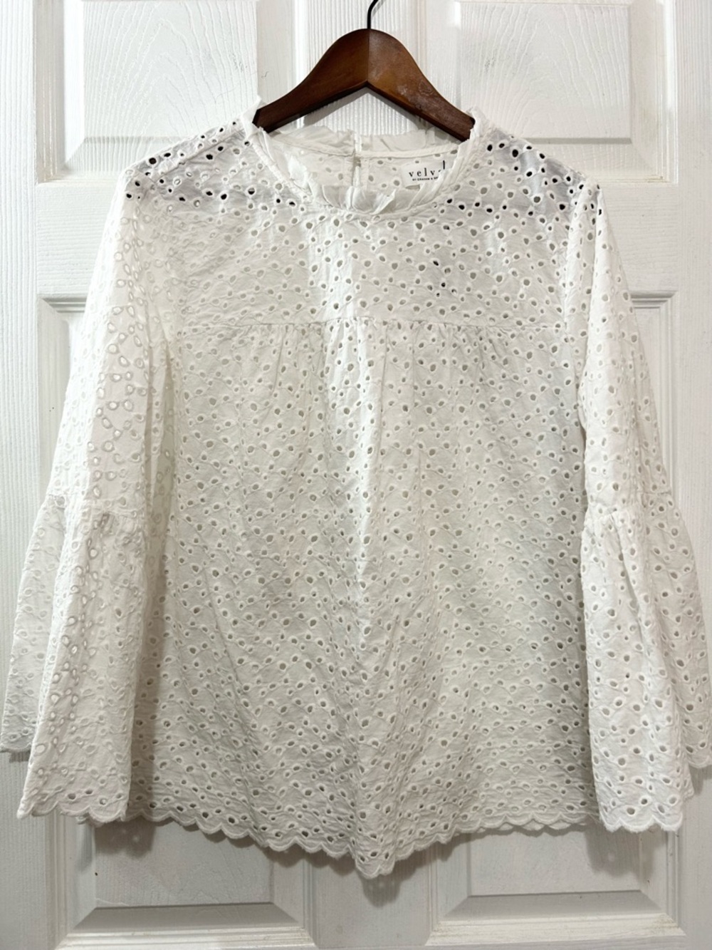 Anthropologie Velvet by Graham & Spencer White Eyelet Bell Sleeve Top Blouse SzL